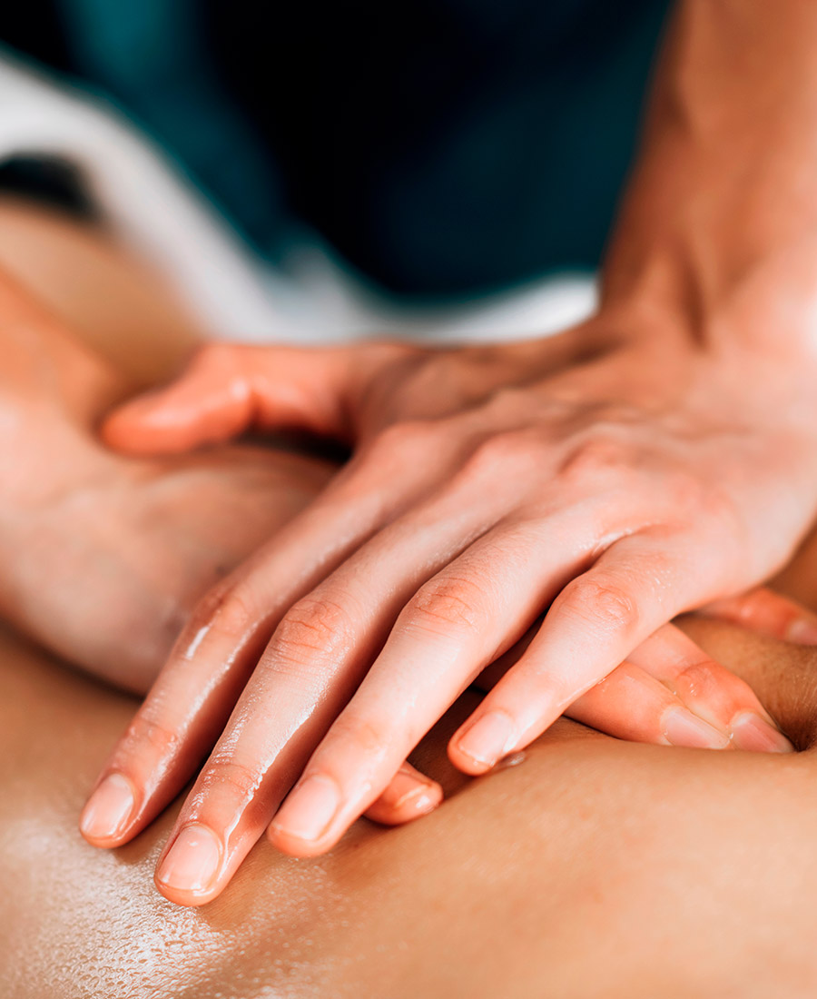 masaje abhyanga manos en espalda